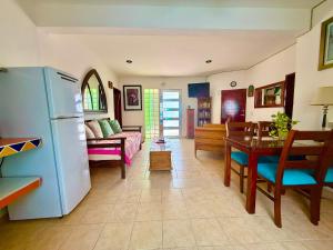 Χώρος καθιστικού στο UrbanEden 'Another Day In Paradise'