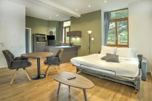 Köök või kööginurk majutusasutuses Auberge de Morcles