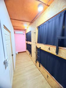 a hallway with a row of black stalls in a gym at Casa Azucena in Flores