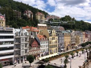Nespecifikovaný výhled na destinaci Karlovy Vary nebo výhled na město při pohledu z apartmánu
