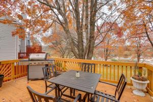 Balkón nebo terasa v ubytování Tranquil Townhouse Retreat with Deck in Germantown!