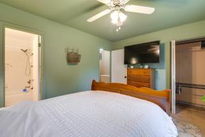 TV a/nebo společenská místnost v ubytování Tranquil Townhouse Retreat with Deck in Germantown!