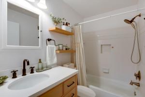 Koupelna v ubytování Tranquil Townhouse Retreat with Deck in Germantown! + 22 fotografií
