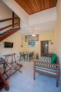 a living room with chairs and a table at Casa em condomínio com piscina in Paraty