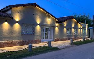 une maison avec des lumières sur le côté dans l'établissement Valle De Las Sierras Hotel, à La Falda