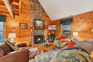Χώρος καθιστικού στο Cedar Knob - Log cabin in Townsend, TN
