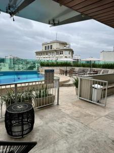 einen Balkon mit einem Pool und einem Gebäude in der Unterkunft Studio Luxo Piscina e Ar Condicionado in Rio de Janeiro