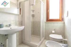 Ванная комната в Sosta Del Buon Cammino in Lucca by TuscanyWeGo +16 фотографий