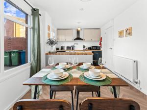 Kuchyň nebo kuchyňský kout v ubytování Edison House - Comfy Stay in Stafford