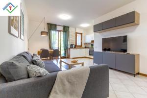 Кухня или мини-кухня в Sosta Del Buon Cammino in Lucca by TuscanyWeGo
