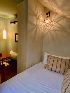 Ένα ή περισσότερα κρεβάτια σε δωμάτιο στο Riad Dar Bou Seta - Small Riad +10 φωτογραφίες