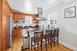 Kuchyň nebo kuchyňský kout v ubytování Sleeps 14 Games Minutes to the Capitol