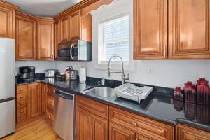 Kuchyň nebo kuchyňský kout v ubytování Sleeps 14 Games Minutes to the Capitol + 36 fotografií