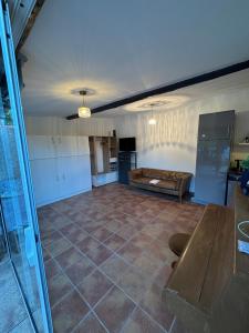 un salon avec un canapé et une cuisine dans l'établissement Studio with pool and quiet, non-shared garden, à Gardanne