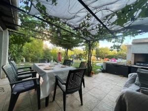 a patio with a table and chairs under a pergola at Studio with pool and quiet, non-shared garden, 1 lit double in Gardanne