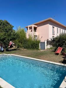 une piscine devant une maison dans l'établissement Studio with pool and quiet, non-shared garden, à Gardanne