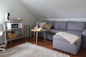 un salon avec un canapé et une table dans l'établissement HomeSuite Room, 