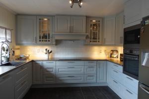 une cuisine blanche avec des armoires et des appareils blancs dans l'établissement HomeSuite Room, 