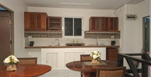 Η κουζίνα ή μικρή κουζίνα στο Suwita House