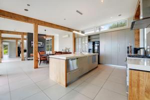 Η κουζίνα ή μικρή κουζίνα στο Architectural Masterpiece Oasis with Pool and Spa