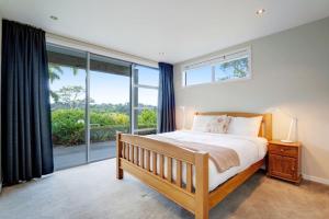 Ένα ή περισσότερα κρεβάτια σε δωμάτιο στο Architectural Masterpiece Oasis with Pool and Spa +24 φωτογραφίες