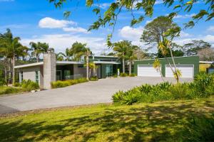 Κήπος έξω από το Architectural Masterpiece Oasis with Pool and Spa