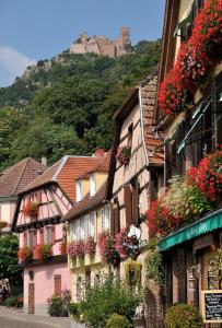a group of houses with flowers on their windows at Maison de ville le Cocon d Alsace - garage inclus in Ribeauvillé