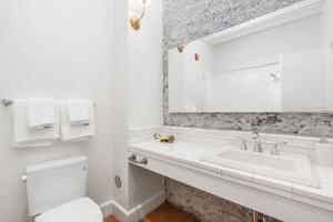 Ένα μπάνιο στο Sonoma Stonehouse Suite 3