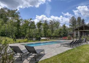 Πισίνα στο ή κοντά στο The Fawn Tremblant at Verbier, 3 Bedroom Retreat