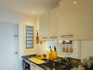 eine Küche mit Spüle und Herd in der Unterkunft Sunset crest in Gustavia