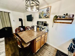 una cucina con piano di lavoro e forno a microonde di Sierra Pines Condo - Inside Yosemite - Sleeps 4 a Yosemite West