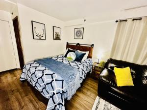 una camera da letto con un letto e un divano di Sierra Pines Condo - Inside Yosemite - Sleeps 4 a Yosemite West