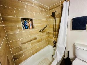 un bagno con vasca e WC di Sierra Pines Condo - Inside Yosemite - Sleeps 4 a Yosemite West