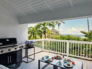 eine Küche mit Grill und einen Balkon mit Aussicht in der Unterkunft Sunset crest in Gustavia