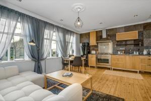 una sala de estar con un sofá y una mesa en Prime location luxury apartment Reykjavik, en Reikiavik