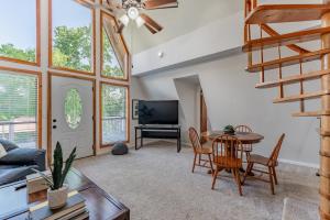 Μια τηλεόραση ή/και κέντρο ψυχαγωγίας στο Quiet A-frame Retreat