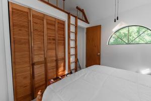 Ένα ή περισσότερα κρεβάτια σε δωμάτιο στο Quiet A-frame Retreat