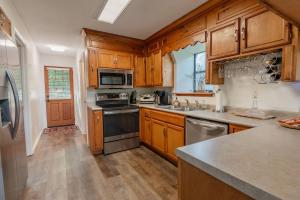 Η κουζίνα ή μικρή κουζίνα στο Quiet A-frame Retreat +30 φωτογραφίες