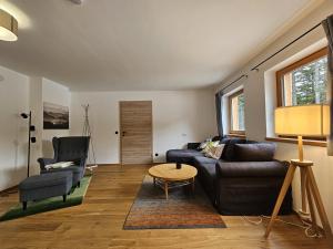 un salon avec un canapé et une chaise dans l'établissement Lachtal-Zentral, à Lachtal