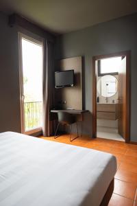 ein Schlafzimmer mit Bett, Schreibtisch und Fenster in der Unterkunft Da Porto Vicenza Apartments in Vicenza