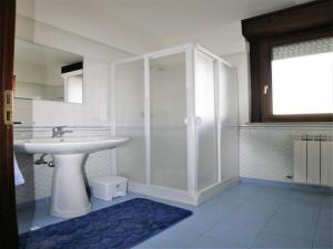 Ένα μπάνιο στο Modern Apartment at Villa Rosa di Martinsicuro near Sea