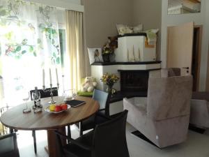 ein Wohnzimmer mit Tisch und Stühlen und ein Esszimmer in der Unterkunft Haus am Sternsberg in Sternenberg