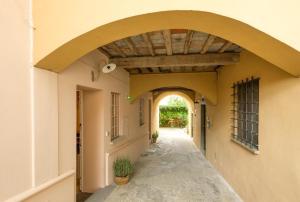 łukowy korytarz z łukiem w budynku w obiekcie Ferienwohnung Rosa In Der Toskana w mieście Lastra a Signa