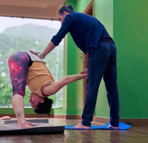 瑞诗凯诗ECHOS Hotel Rishikesh的做瑜伽的男人和女人