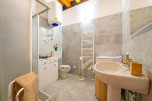 ein Badezimmer mit Waschbecken und Toilette in der Unterkunft Mazzini Luxury Suite in Verona + 6 Fotos