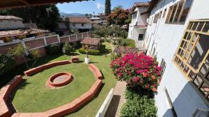 a small garden with a bench and flowers on a building at Hotel Calli Yoloiztac, Valle de bravo in Valle de Bravo