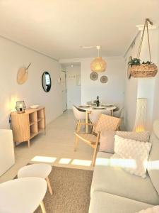 Χώρος καθιστικού στο Luxurious penthouse with jacuzzi and panoramic sea views