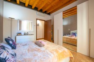 ein Schlafzimmer mit einem großen Bett in einem Zimmer in der Unterkunft Mazzini Luxury Suite in Verona