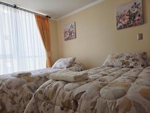 une chambre avec un lit et une fenêtre dans l'établissement Arriendo departamento en La Serena Central, à La Serena 18 autres photos