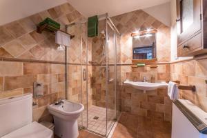 a bathroom with a toilet and a sink and a shower at Casa El Olivo, Landhaus Mit Bergblick in Dúrcal